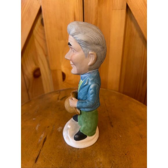 Royal Crown Porcelain Figurines 7.5"  Laurel Hardy (5589) Read - Picture 2 of 7